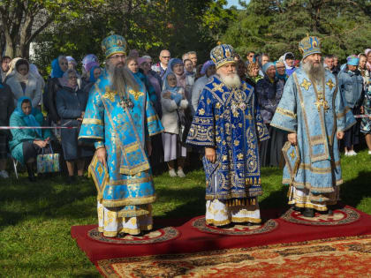 В день престольного праздника Богородице-Рождественского женского монастыря сонм архиереев совершил Божественную литургию в монастыре Рождества Пресвятой Богородицы