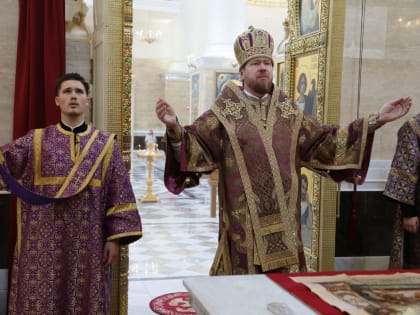 В праздник Воздвижения Креста Господня глава Приморской митрополии совершил Божественную литургию в главном храме Приморья