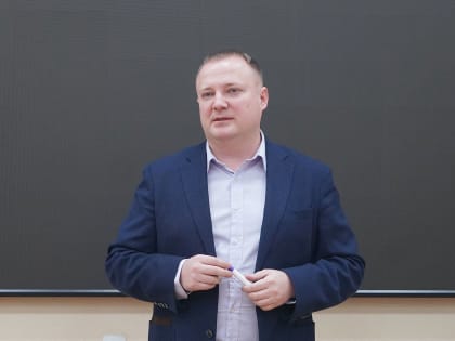 История успеха. Первокурсники ВВГУ встретились с выпускником направления «Международные отношения»