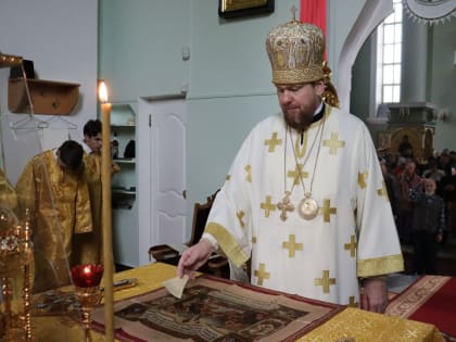 Глава Приморской митрополии совершил Божественную литургию в Покровском соборе