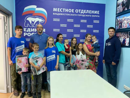 Евгений Недбай помогает собраться в школу юным жителям Владивостока