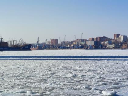 В лютый мороз в Приморье экипаж аварийного танкера Eastern Dream запросил помощь спасателей