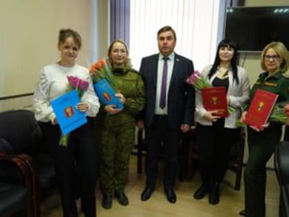Депутаты уссурийской Думы поздравляют женщин с 8 Марта