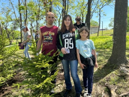 Новую аллею в сквере «Молодежном» высадили молодожены Находки