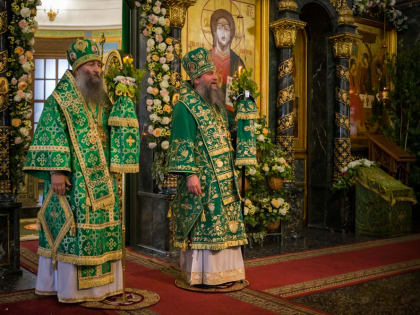 В день Святой Троицы митрополит Евгений и епископ Гурий совершили праздничную Божественную литургию в Свято-Троицком кафедральном соборе Екатеринбурга