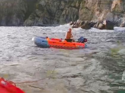 МЧС России спасли четверых человек во время шторма в Приморье (Видео)