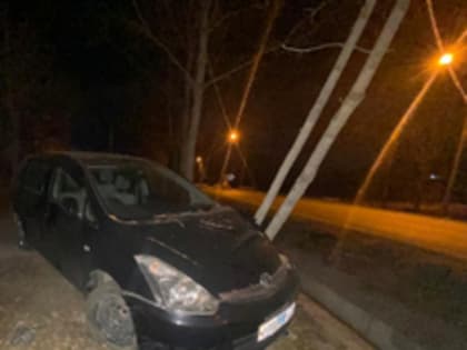 Работник автомойки в Уссурийске взял покататься автомобиль клиентки и разбил его, уходя от полиции