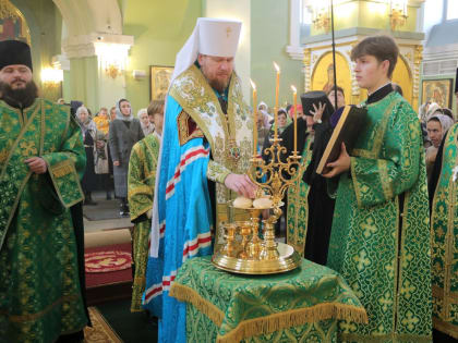 В канун Вербного воскресенья митрополит Владимир совершил всенощное бдение в Покровском соборе