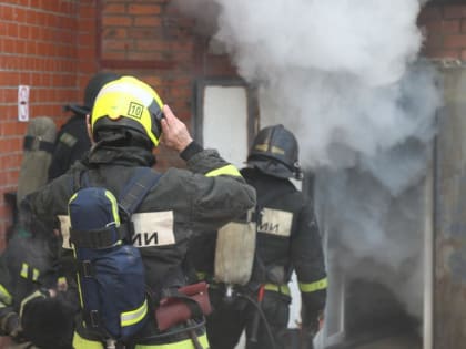 В Приморье огнеборцы спасли мужчину из пожара