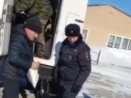Полиция помогла приморцам, попавшим в снежный плен — видео