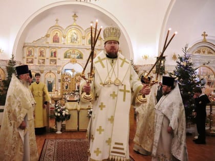 Глава Приморской митрополии совершил Божественную литургию в Покровском храме поселка Угловое