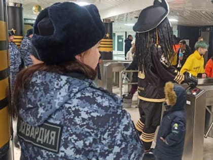 Во Владивостоке сотрудники Росгвардии обеспечили охрану общественного порядка на матче КХЛ