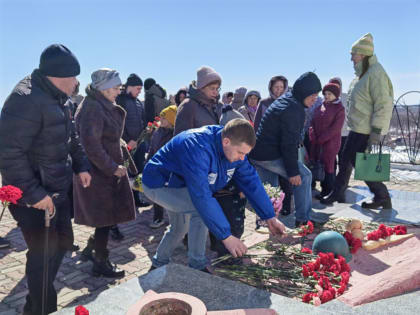 ЛЕСОЗАВОДЧАНЕ ВОЗЛАГАЮТ ЦВЕТЫ В ПАМЯТЬ О ПОГИБШИХ В ТЕРАКТЕ В ПОДМОСКОВЬЕ