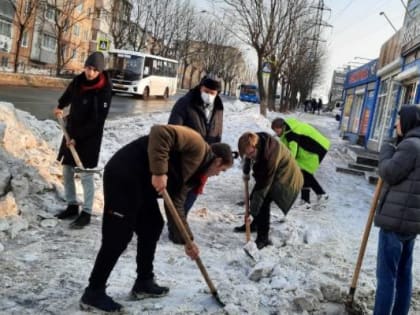 Студенты колледжей Владивостока помогают убирать снег с тротуаров