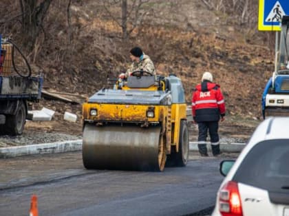 На Борисенко во Владивостоке асфальтируют дорогу