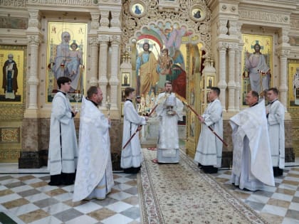 Глава Приморской митрополии совершил Божественную литургию в Спасо-Преображенском соборе