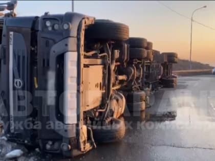 «В кузове сместился груз»: страшное ДТП с грузовиком произошло в Приморье — видео