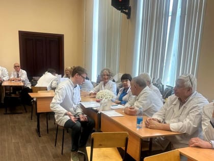 Эксперты в сфере здравоохранения принимают экзамены у будущих коллег