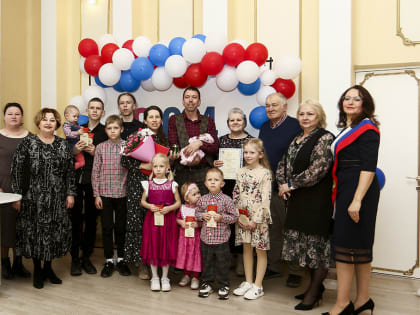 Многодетную семью в Находке поздравили с рождением десятого ребенка
