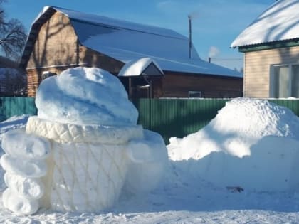 Это надо видеть: приморец слепил из снега огромный рожок мороженого