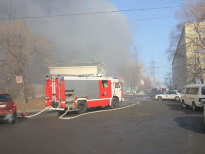 «Все было в дыму». В Приморье из пожара огнеборцы вытащили двух детей