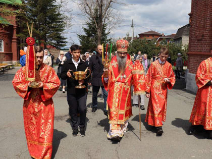 В Неделю жен-мироносиц епископ Иннокентий совершил литургию и крестный ход в Марфо-Мариинском монастыре