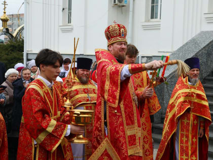 В четверг Светлой седмицы митрополит Владимир совершил литургию в Богоявленском храме