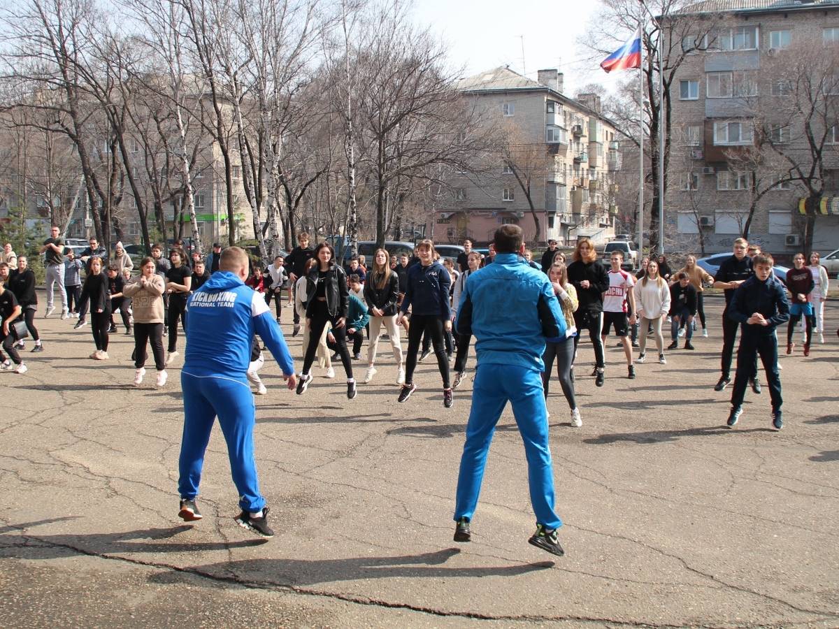 Масленица уссурийск 2024. Спортивное движения студенты. Ученики колледжа Владивосток. День здоровья зарядка.