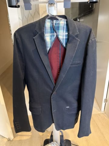 Elegante Blaser marinho com pontos vermelho, tamanho M