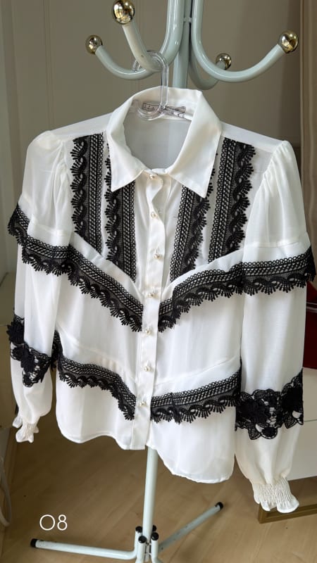 Camisa social monocromática com detalhes 