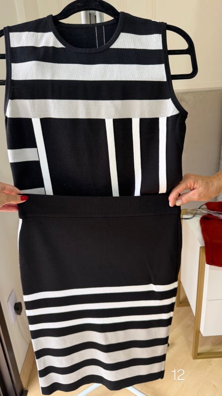 Conjunto feminino de cropped com saia 