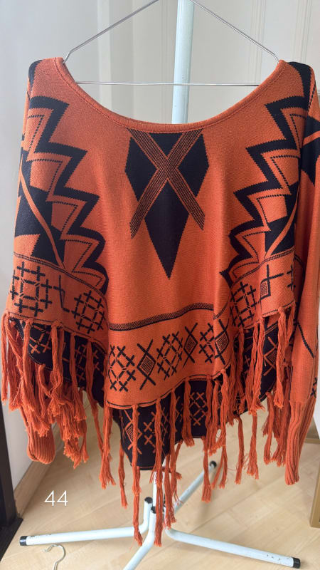 Poncho de lã com estampa delicada