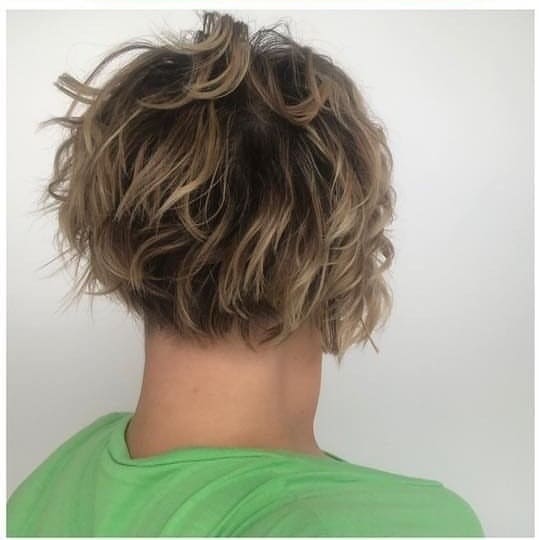 Corte de Cabelo Curto com Toque Assimétrico e Ondulado 4 Nuca cabelo curto loiro com toque ondulado