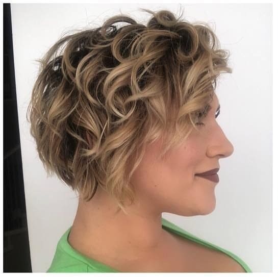 Corte de Cabelo Curto com Toque Assimétrico e Ondulado 2 Lateral cabelo curto loiro com toque ondulado 1