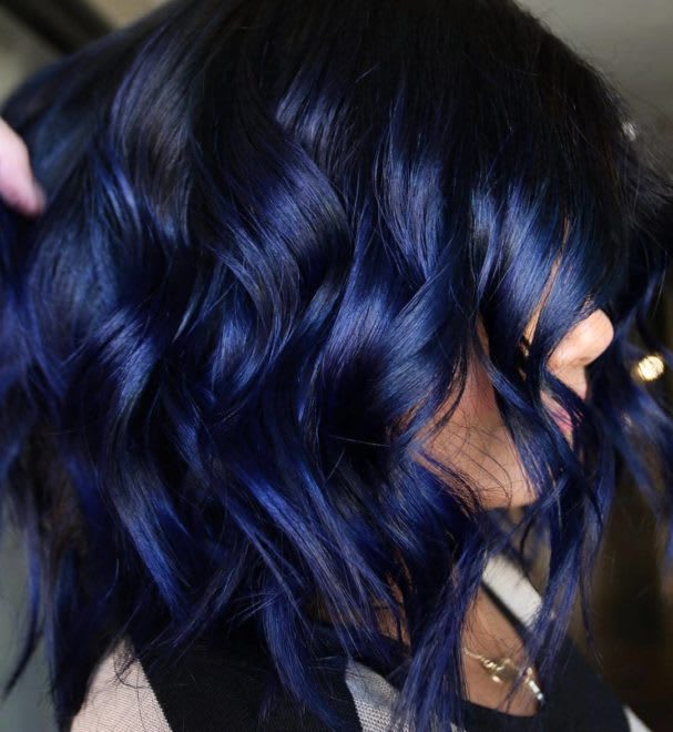 Cores para cabelos curtos feminino 2022 – Descubra as tendências dos curtinhos 8 Cabelo azul petróleo coloração cabelos curtos feminino
