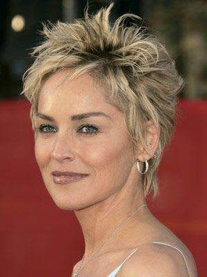 Cabelo Curto pixie de Sharon Stone: elegância e estilo! 5 Sharon Stone com um corte de cabelo curto feminino arrepiado