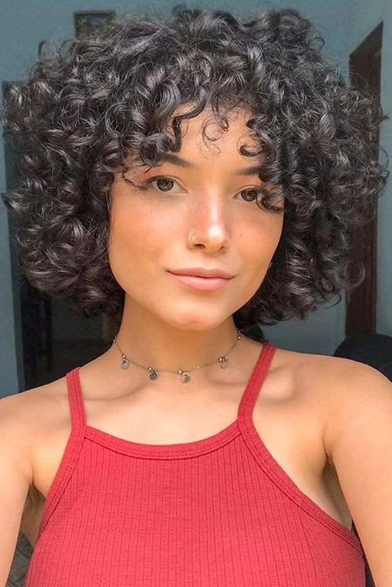 Tendências de Cabelos Curtos Feminino para 2022 4 Cabelo curto em cacheados naturais 2022