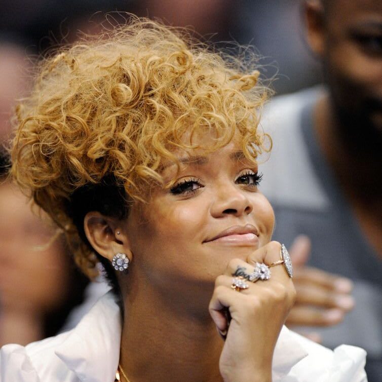 Rihanna está com novo corte de cabelo curto em 2021 8 Cabelo Curto rihanna 7