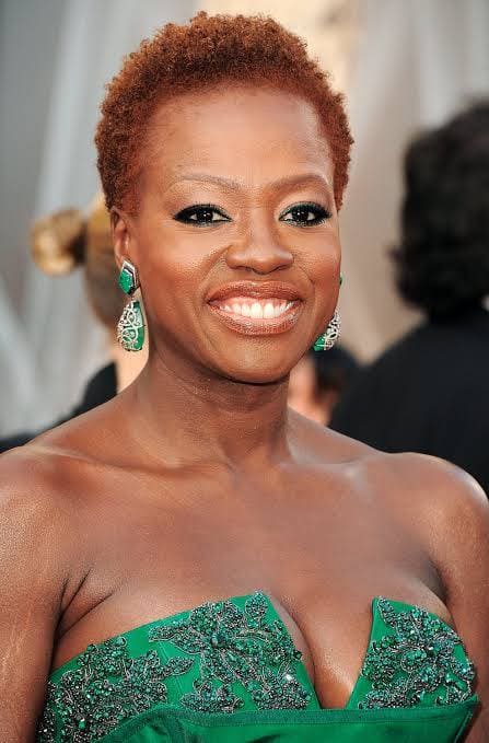 A Força dos cabelos curtos no estilo de Viola Davis 4 Pixie vermelho da Viola Davis