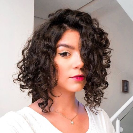 Franjas Longas: O Toque Especial nos Cortes de Cabelo Curto Feminino 5 franja longa com cabelo curto cacheado