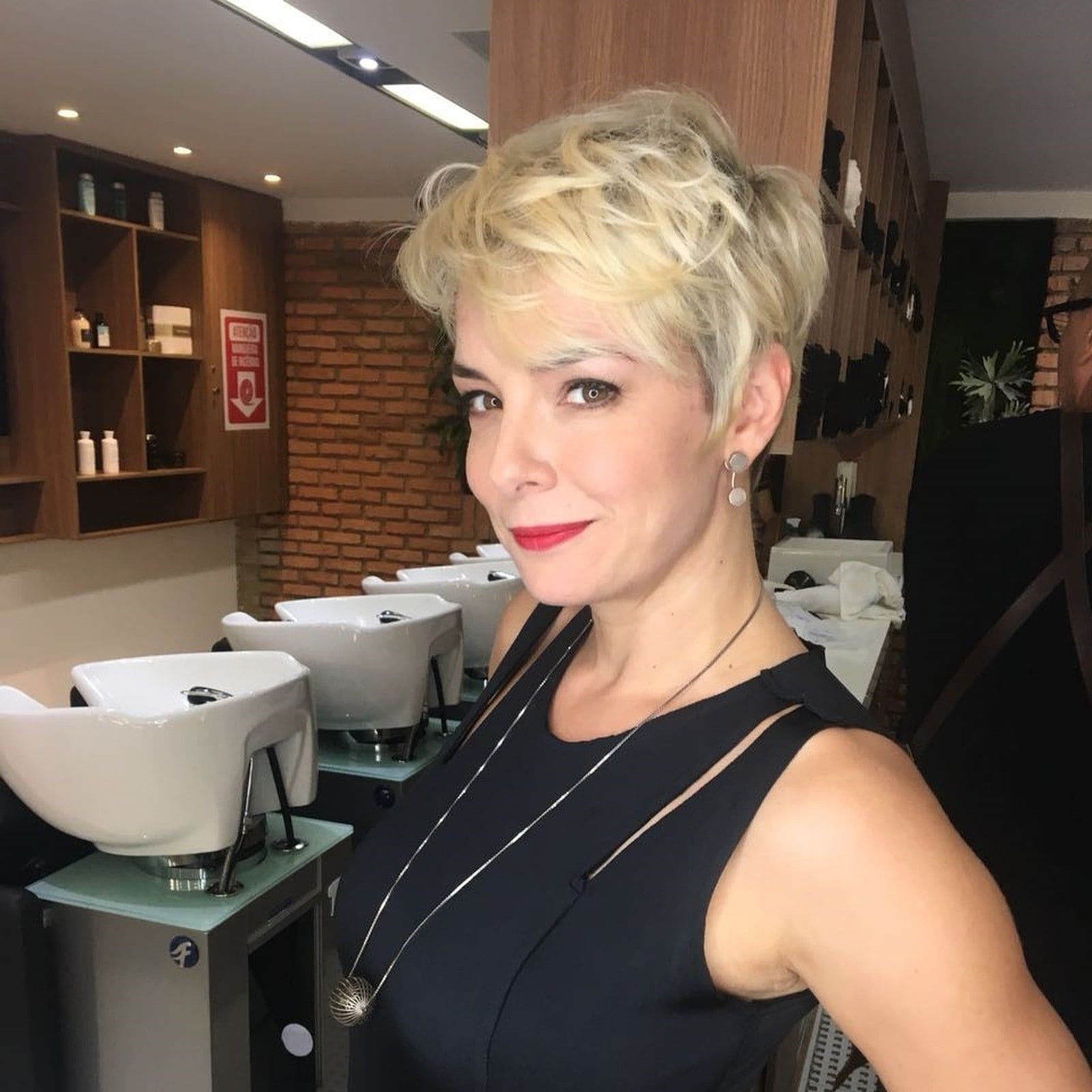 Curtinho e loiro da REGIANE ALVES pixie