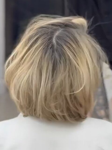 Chanel com camadas: Tendência nos cabelos curtos desfiado 3 Nuca de um Chanel com camadas em cabelo curto loiro desfiado e levemente repicado por Nell Carmo