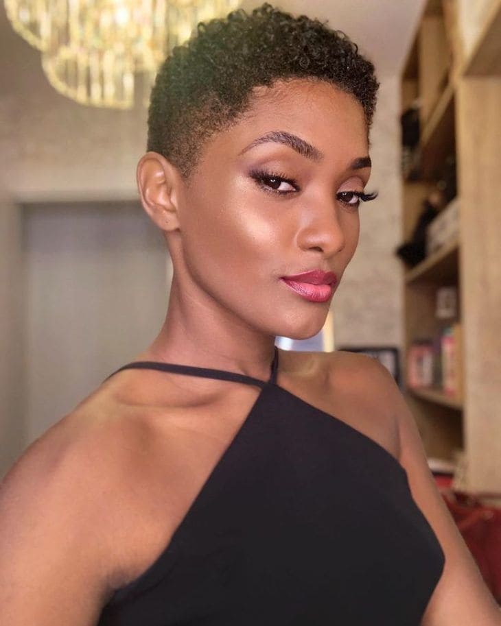 Como Descobrir Seu Formato de Rosto para Escolher o Cabelo Curto Certo 6 Erika Januza com o seu pixie em seus cabelos crespos para rosto coração