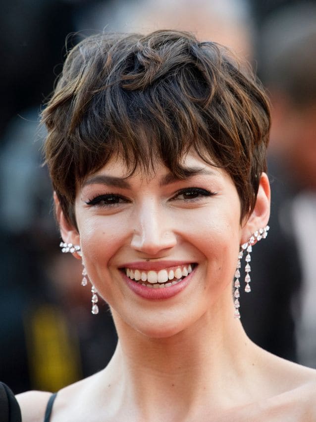How to Find Your Face Shape to Pick the Best Short Haircut 8 Short haircut with bangs on a long face shape featuring Úrsula Corberó