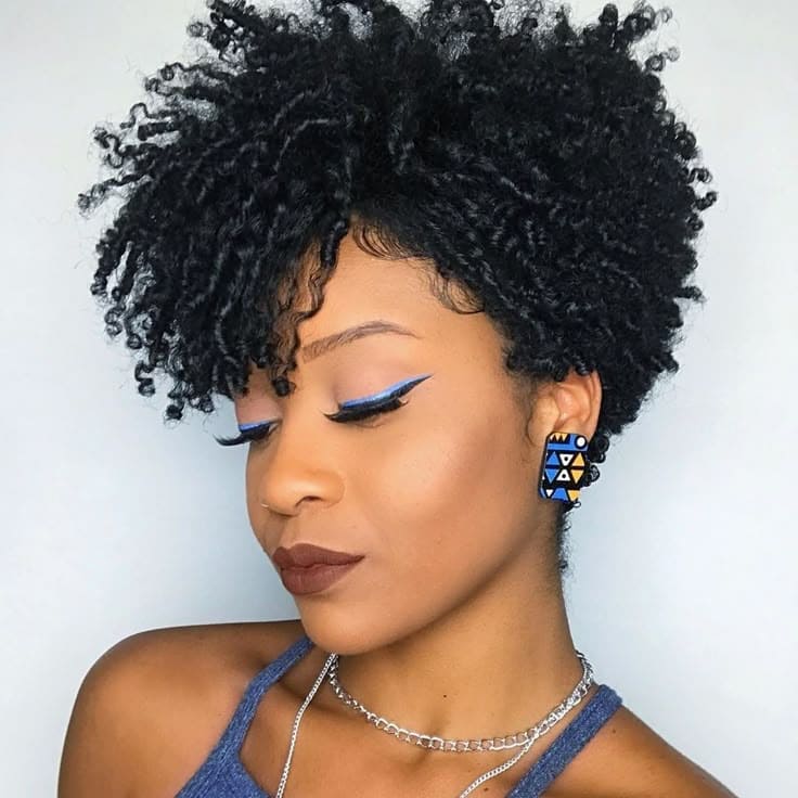 Top 3 Cabelos Curtos mais Buscados pelas Mulheres 3 Corte de cabelo curto pixie crespo e cacheado definido com franja e volume no topo