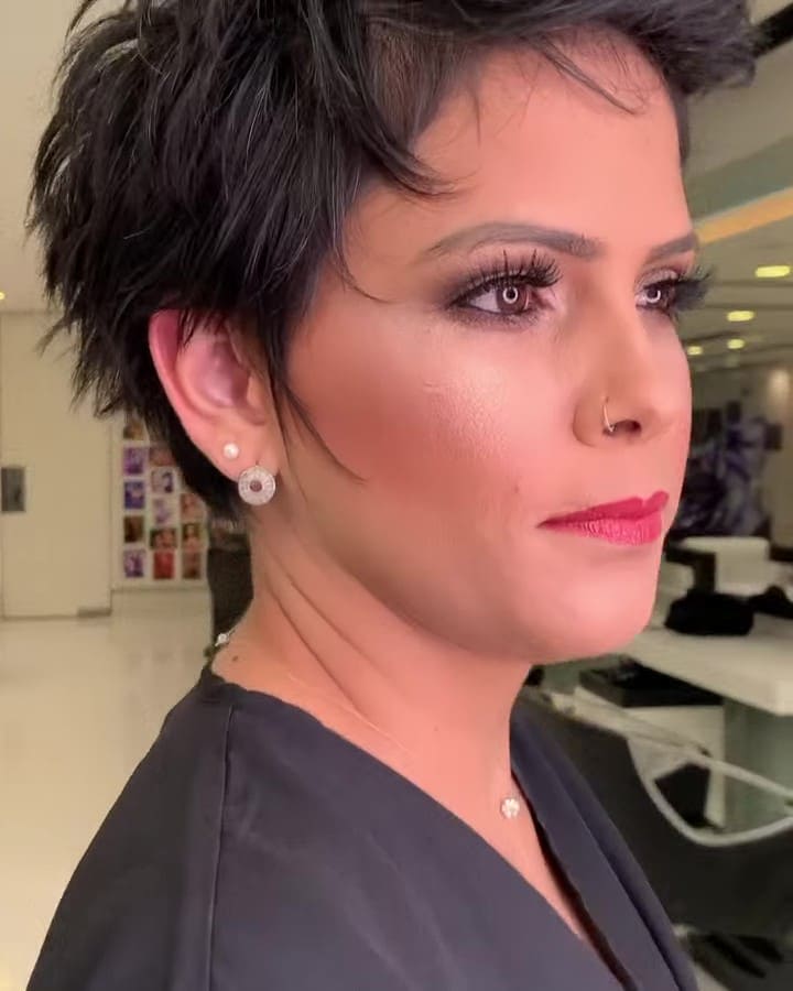 Cabelo curto pixie moderno feito pelo cabeleireiro Diêgo Màrcsant Lateral