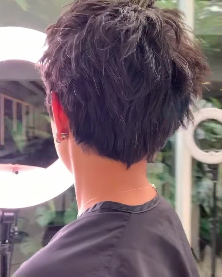 Cabelo curto pixie moderno feito pelo cabeleireiro Diêgo Màrcsant Nuca