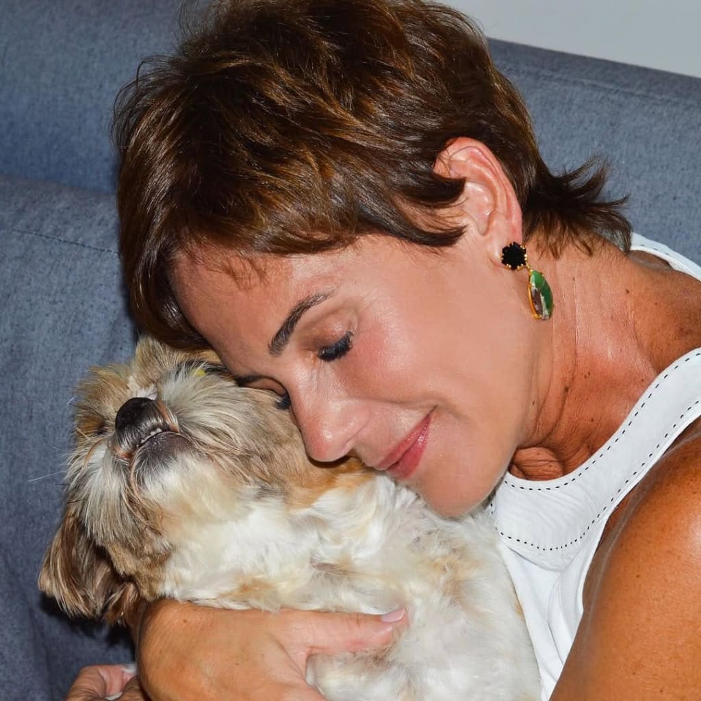 Imagem do Instagram Andrea Veiga e seu cabelo curto com o seu cachorrinho