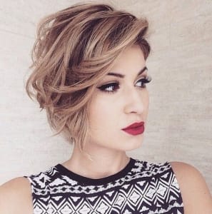 Franjas Longas: O Toque Especial nos Cortes de Cabelo Curto Feminino 4 franja longa estilosa