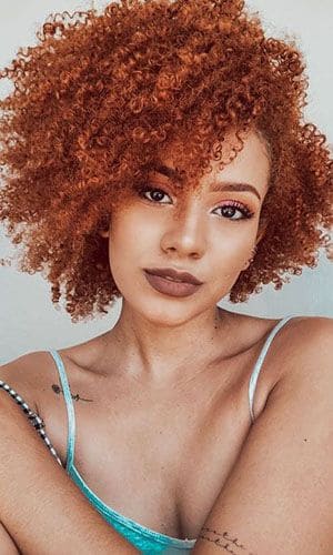 Curto cacheado com volume natural e vermelho
